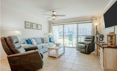 Sand Dollar Villa – close to beach, lagoon pool, convention center, restaurants